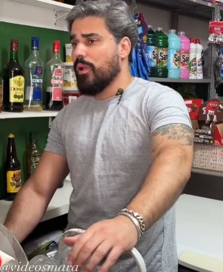 T1327011_Ela aproveitou que sua amiga estava no mercado, para pegar coisas e não pagar_part2