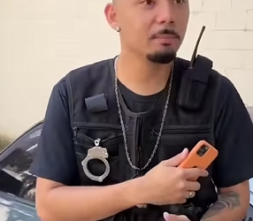 T3427006_Por estar no celular ela esqueceu o filho pequeno dentro do carro