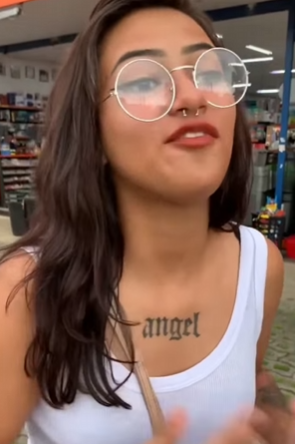 T0700011_Menina m1mada faz birra na mãe porque queria brinquedos novos_part2