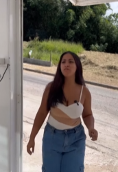T1719009 Esta jovem não sabia que tinha que cuidar mais das coisas dos outros mais do que as suas próprias coisas, olha que ela fazia part2