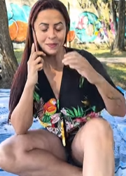 T0701009 Está mãe estava no celular, enquanto este homem ficava de olho no bebê part2