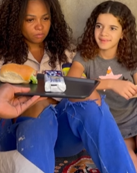 T0603002 Milionário fez algo incrível pra mãe e filha, que mora na rua em um barraco de lona part2