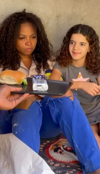 T0603002 Milionário fez algo incrível pra mãe e filha, que mora na rua em um barraco de lona part2