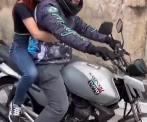 T3425010_Mulher pula sobe na moto do ladrão que leva seu dinheiro sua vida muda completamente._part2